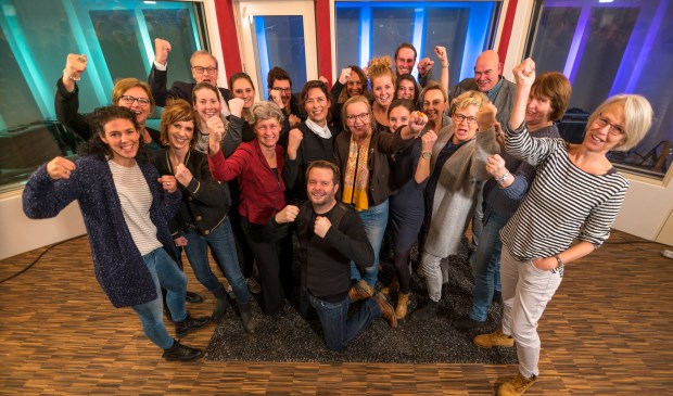 Het team van De Vlasgaard met Pieter van Schooten op de knieën ervoor