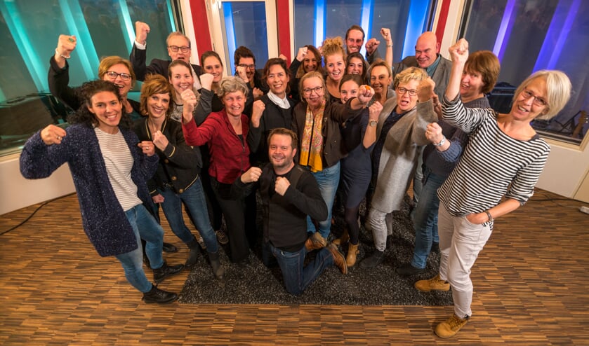 Het team van De Vlasgaard met Pieter van Schooten op de knieën ervoor
