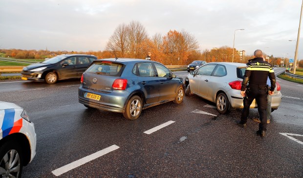 De twee met elkaar in botsing gekomen auto's blokkeren de weg. Foto: SK-Media