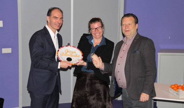 Noud van den Boer, Barbara Sol en Eus Witlox zijn blij met met het behalen van de Gouden Kantineschaal.