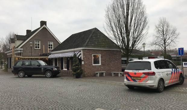 De politie bij de bakkerswinkel aan de Lepelstraat in Sint Anthonis. Foto: SK-Media