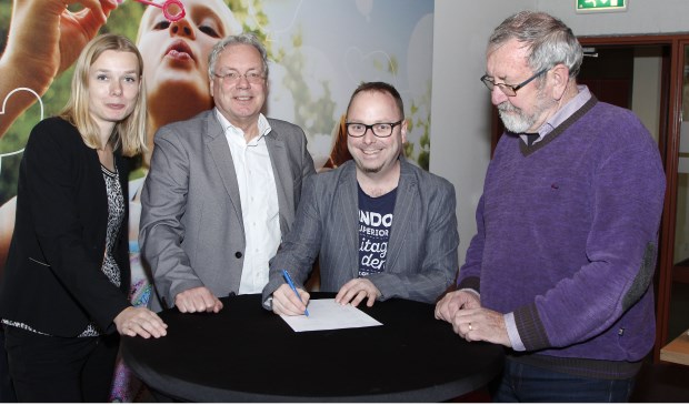 Een deel van alle betrokken partijen bij de samenwerking. V.l.n.r: Jessica Weterings, Gerrits Overmans, Gijs de Louw, Henk Peters