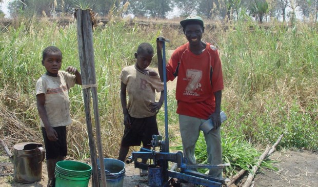 Dankzij UWW kon bij een school in Zambia een waterpomp voor een moestuin worden gefinancieerd