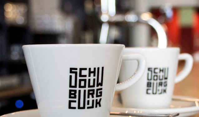 Het prijswinnende logo van Schouwburg Cuijk prijkt ook op een koffiekopje van het theater.