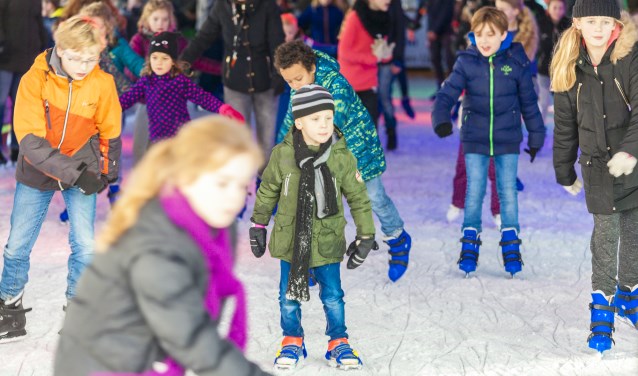 Jong en oud op de schaats tijdens een eerdere editie van Uden on Ice