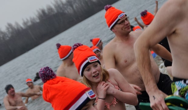 Volop warme mutsen tijdens de nieuwjaarsduik van dit jaar in De Kuilen in Mill.