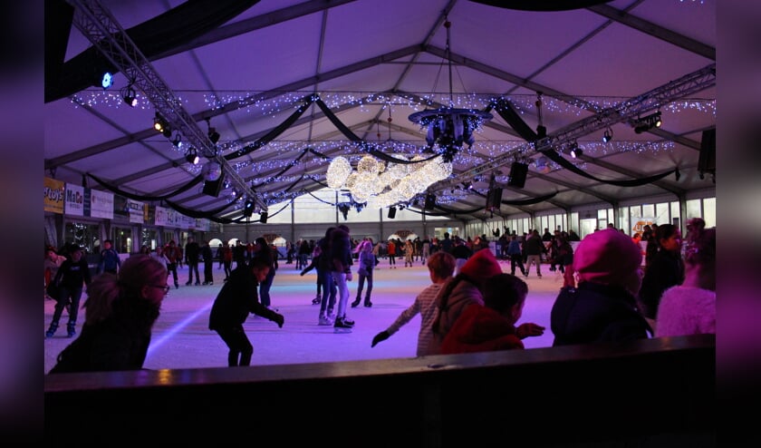 Drukte op de ijsbaan van Uden on ice