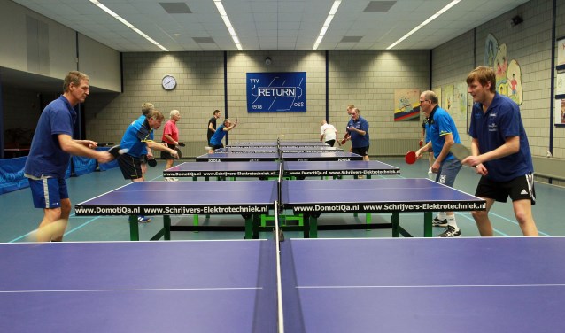 Tafeltennissers bij TTV Return. (Foto: Hans van der Poel)