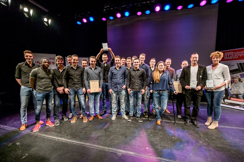 De winnaars van de titels bij de kampioenenhuldiging.