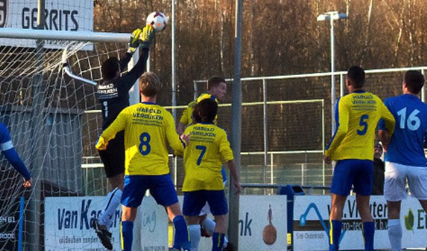 Mariahout-keeper Rick van den Heuvel pakt hier stijlvol een voorzet. Kan Keldonk hem zondag passeren?