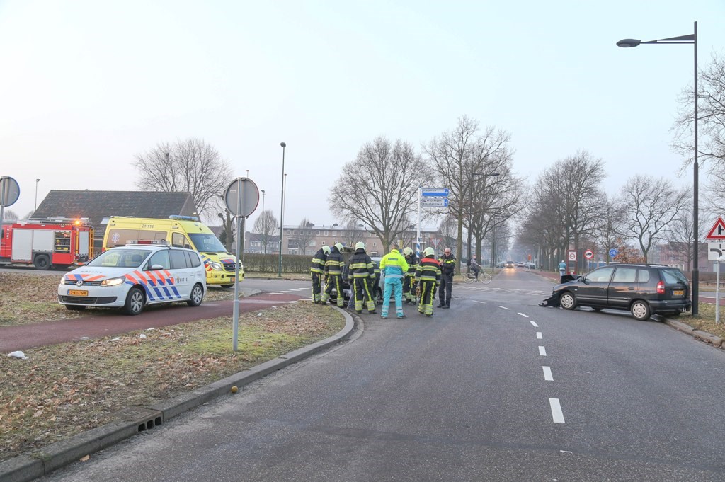 Ongeval in de Kloosterstraat in Oss. (Foto: Maickel Keijzers / Hendriks Multimedia)