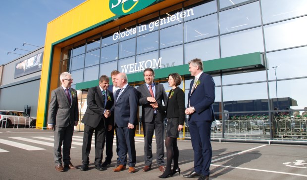 V.l.n.r.: Kevin Kelly (ambassadeur van Ierland in Nederland), Minister Andrew Doyle, Joop en Piet Kaldenberg en Mark van Dinther.