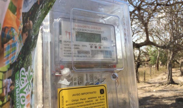 Een Elektriciteitsmeter bij de school San Bertolo.
