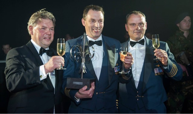 Vliegbasiscommandant Tankink ontving in 2015 de Verbindingspluim.