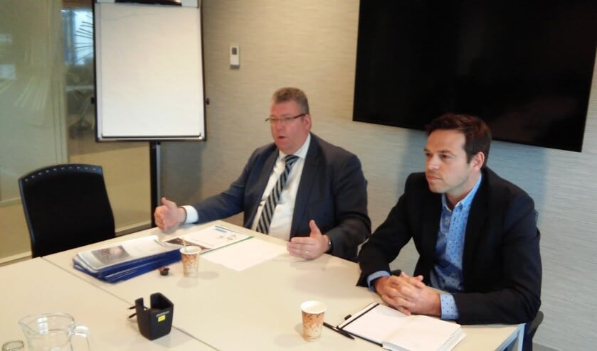 Johan van Gerwen (links) met naast hem de gemeentesecretaris.