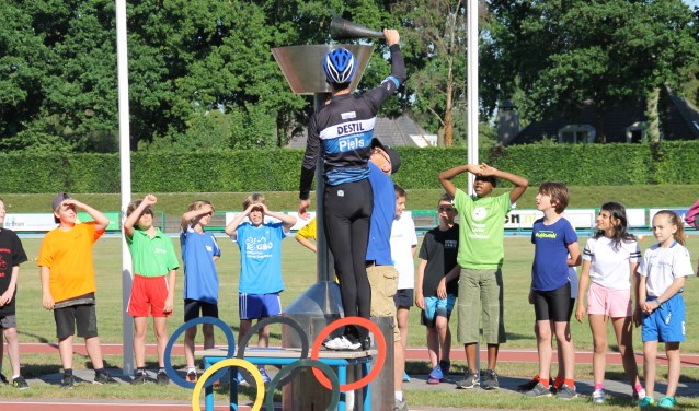 Twan steekt het Olympische vuur aan.
