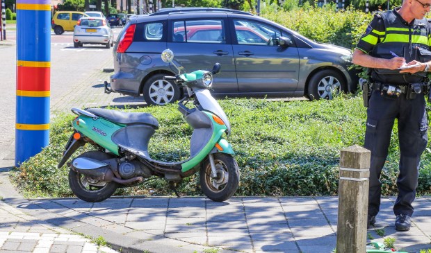 De scooter raakte beschadigt bij het ongeval ( Foto's : Maickel Keijzers / Hendriks Multimedia )