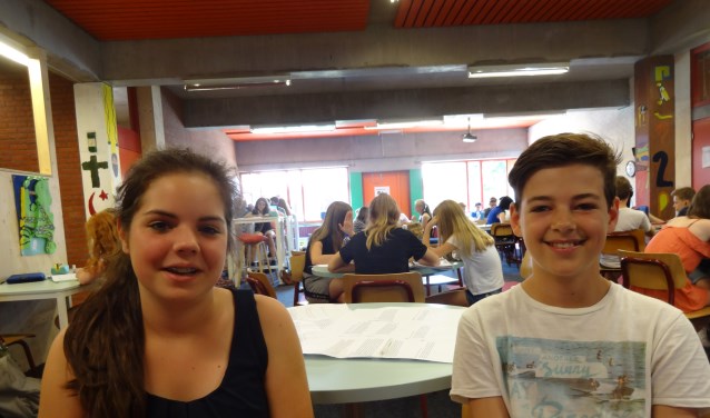 Lieke en Mees met op de achtergrond het leerplein, waar de leerlingen aan hun taken werken. (foto: Ankh van Burk)