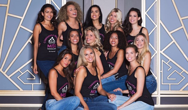 Chantal van Dalen (middelste rij, uiterst links) kan in oktober Miss Nederland worden.