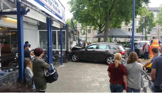 Auto rijdt tegen gevel. (Foto: Hans van der Poel)