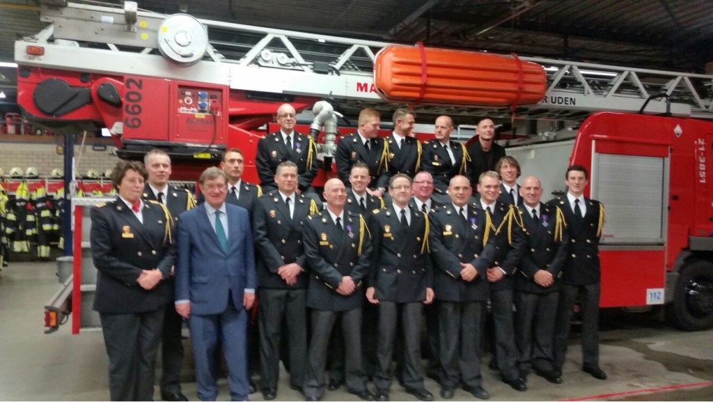 De brandweer met de burgemeester.