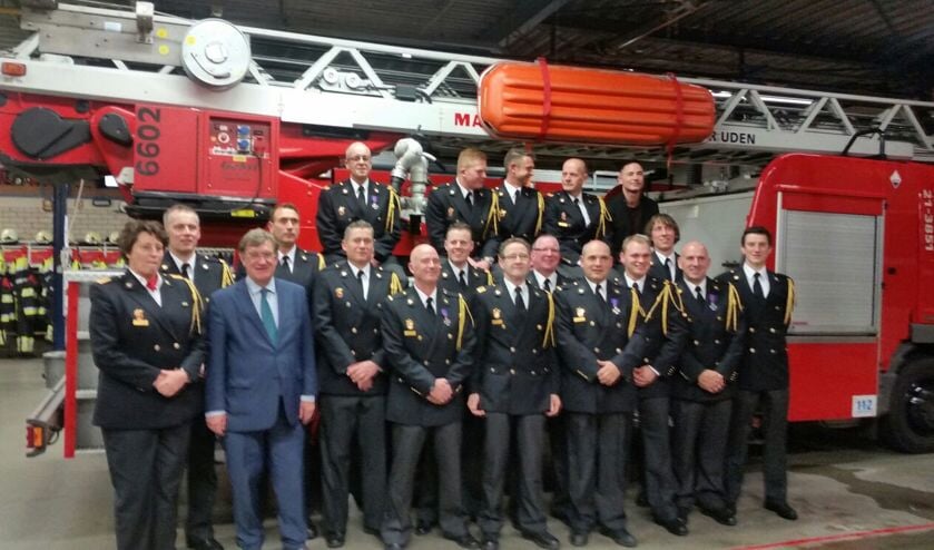 De brandweer met de burgemeester.