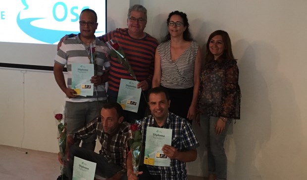 Vier deelnemers met de training en een tolk.