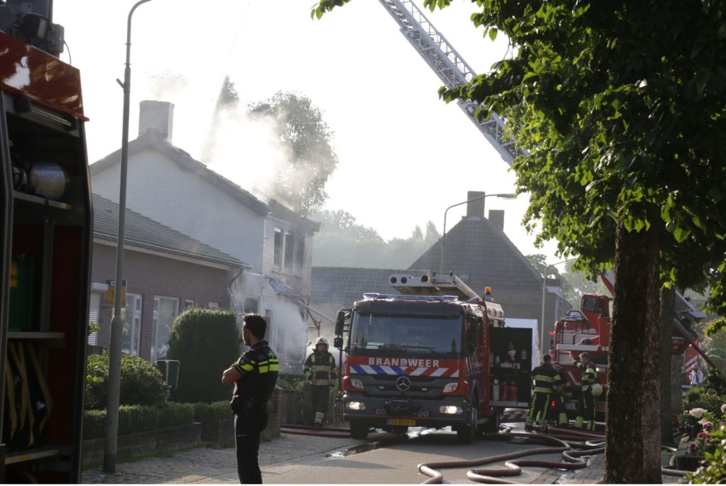 Enorme ravage na brand in Petjesbar in Overlangel. (Foto: Maickel Keijzers / Hendriks Multimedia)