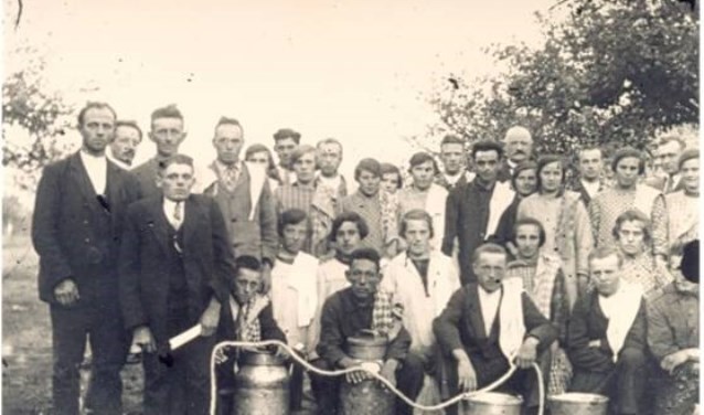 Een foto uit het boek: In 1929 werden op 23 en 24 september melkersexamen gehouden in de wei van de familie Kaal in Sint Anthonis.