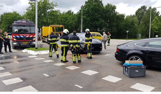Auto's botsen op Osse kruising. (Foto: Maickel Keijzers / Hendriks Multimedia)