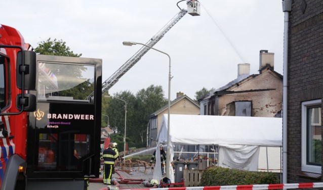 Enorme ravage na brand in Petjesbar in Overlangel. (Foto: Maickel Keijzers / Hendriks Multimedia)