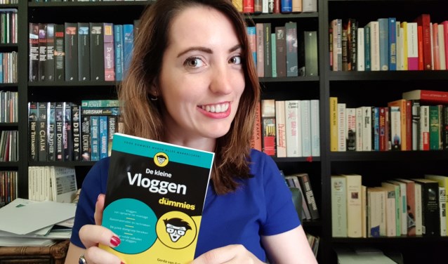 Gerda van Galen met haar nieuwe boek Vloggen voor Dummies.