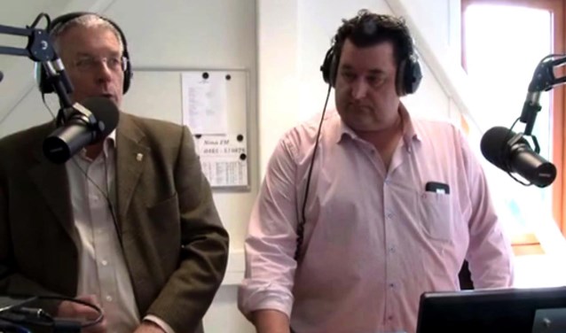 Burgemeester Peter de Koning (links) met presentator Chris Smits tijdens de eerste uitzending van Omroep Maasduinen in de studio bij Pica Mare.