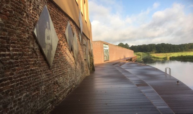 De nieuwe vlonder in Gennep, links het kunstwerk op de Gennepermolen.