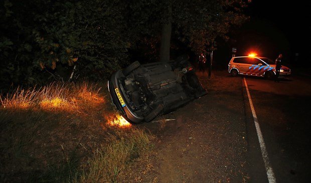 De koplampen van de verongelukte auto branden nog. Foto: SK-Media