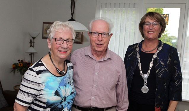 Jo en Annie Den Bekker- Bodinot en de Osse burgemeester Wobine Buijs-Glaudemans. (Foto: Hans van der Poel)