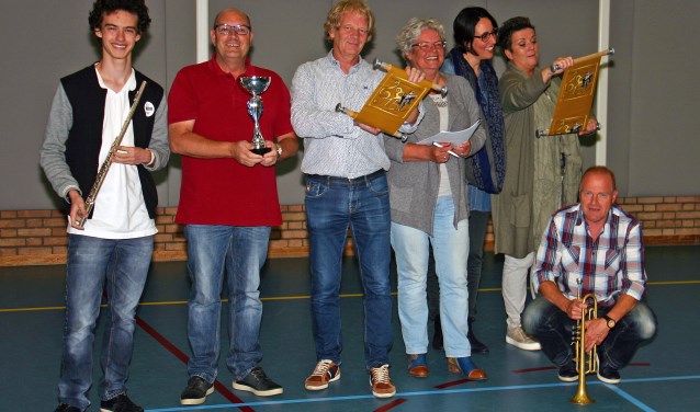 De theatercrew met (vlnr) Elizardo Laclé, Jos Wetzel, Jan Peters, Riet van Lith, Anneke Derks van de Ven, Marita Bos en Michel van den Berg.