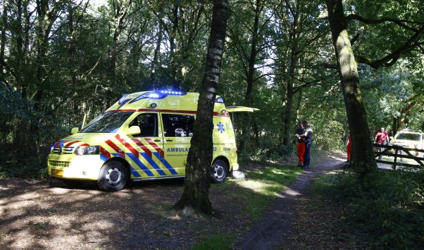 Ambulancepersoneel kon niet veel meer betekenen voor het slachtoffer dat op de plaats van het ongeval overleed. Foto: SK-Media