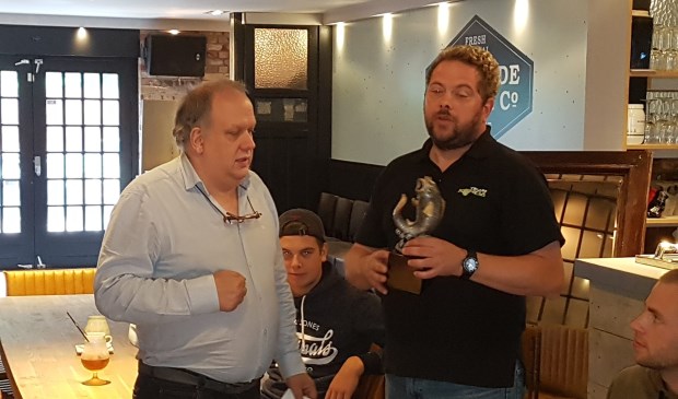 Wilco van de Leest met de bokaal. (Foto: Bennie Brukx)
