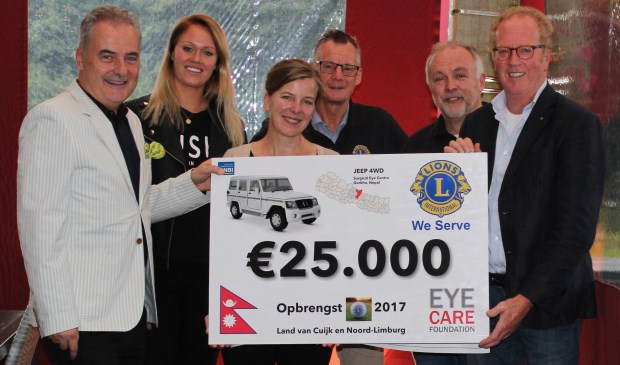 (Vlnr) Thijs van Praag (bestuursvoorzitter), Tessa Wortman, Maaike van Veen van Eye Care Foundation krijgen de cheque overhandigd van de Lionsleden Gerard Muskens, Rob Honings (voorzitter golfcommissie) en Theo Smits (president). Foto: Rob Honings