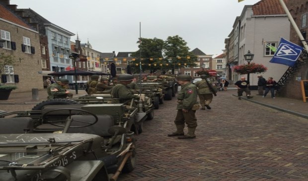 Re-enactors met hun legervoertuigen in Grave.