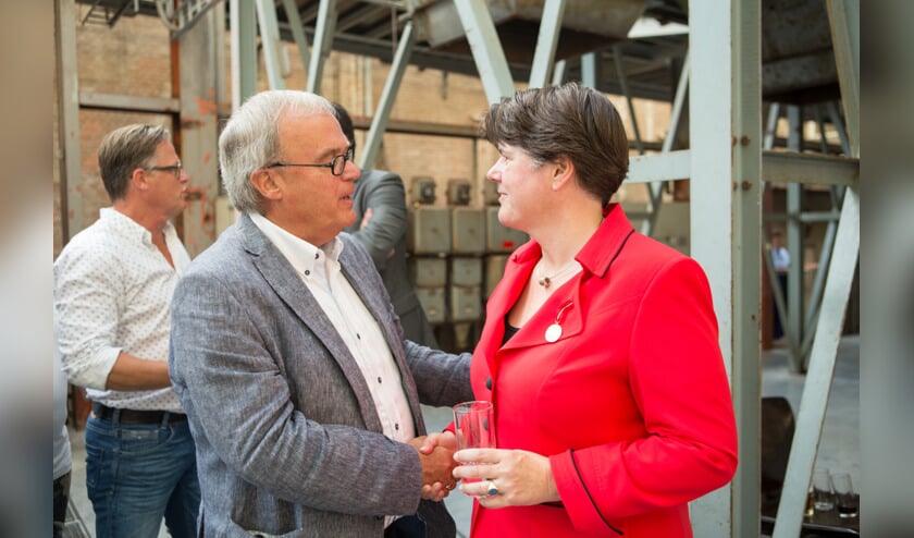Pieter van Dieperbeek (L) samen met oud-burgemeester van Veghel Ina Adema.