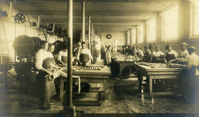 De worstenmakers van Hartog poseren voor de foto. (Foto uit 1916, collectie Stadsarchief Oss)