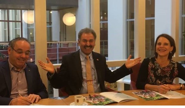 Foto: Wethouder Rob Poel van de gemeente Cuijk (links), Mustafa Kalin van Stichting Huurdersbelangen Cuijk (midden) en bestuurder Anne Wilbers van Mooiland ondertekenen de prestatieafspraken van de gemeente Cuijk.