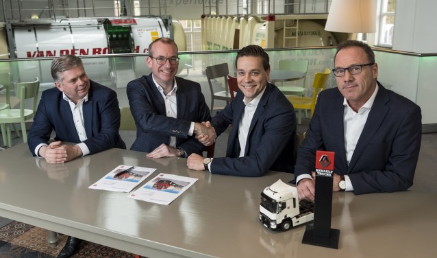 Ondertekening van de overeenkomst door Hans Kanters (Director Procurement) en Rico Daandels (CEO) van Van den Bosch Transporten & Maarten Broens (Director) en Ed van Rijswijk (Manager Sales Operations) van Renault Trucks.