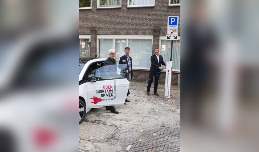 Wethouder Matthie van Merwerode, Jeroen Smarius en Jan van Vlijmen bij een elektrische deelauto. (foto: Ad van de Graaf)