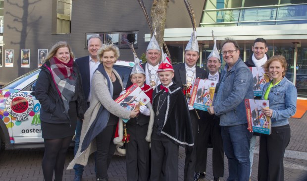 De Knoerissenkrant werd overhandigd aan Prins Porcellus LII en Prins Porcus LII