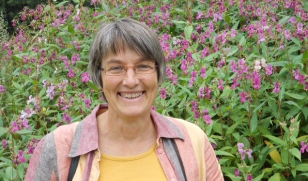 Pamela Kalis laat kinderen kennismaken met de natuur.