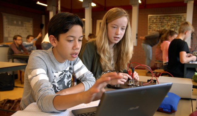UC-leerlingen aan het werk tijdens een les Nask