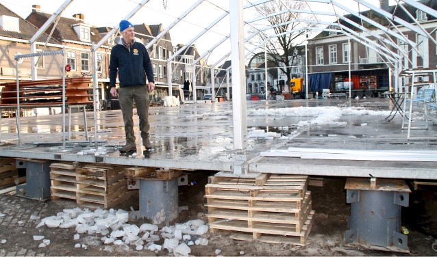 Maandagmiddag was het ijs al gesmolten en de tent al bijna verdwenen (Foto's: Ties van Dooren).
